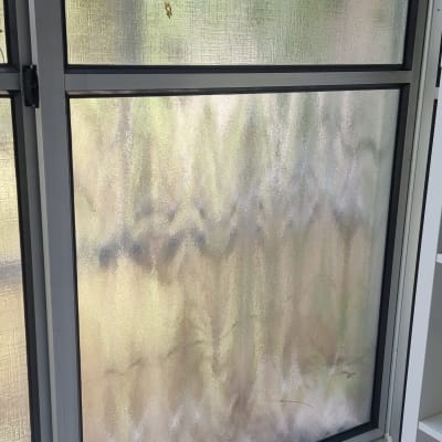 חלון זכוכית עם דוגמה מטושטשת