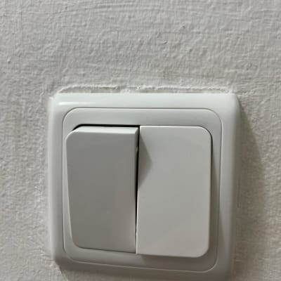 מתג חשמל כפול על קיר לבן