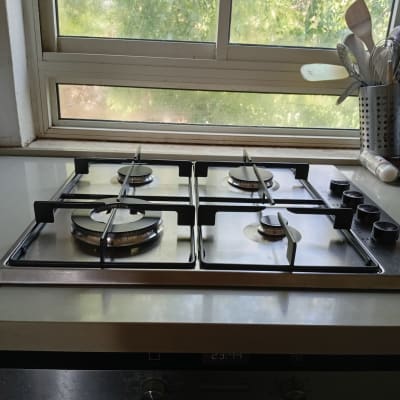 כיריים גז עם חלון וכלי מטבח