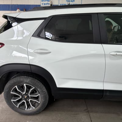 רכב לבן עם גלגלים במוסך