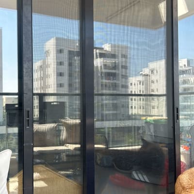 תריסים שחורים מזכוכית עם מסגרת מתכת