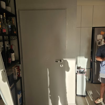 דלת אפורה עם ידית כסופה ומנעול