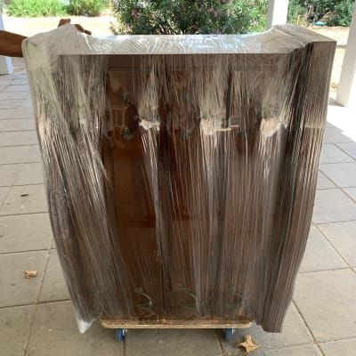 רהיט עטוף בניילון על עגלת הובלה