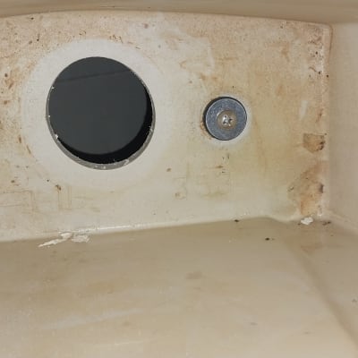 שני ברגים וחור עגול בקיר פנימי של כיור