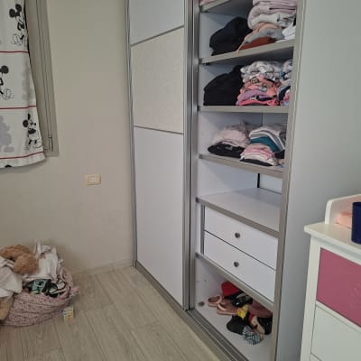 ארון בגדים עם מדפים ודלתות בחדר ילדים