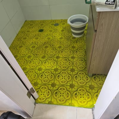 רצפת אריחים צהובים עם דוגמה בחדר אמבטיה