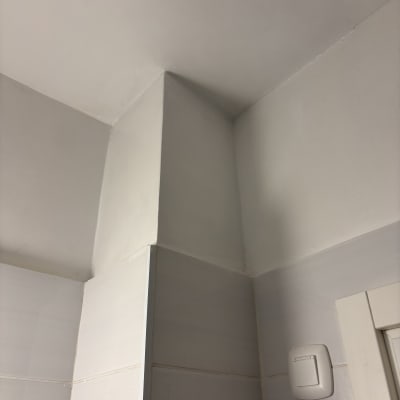 פינת קיר צבועה עם מתג חשמל