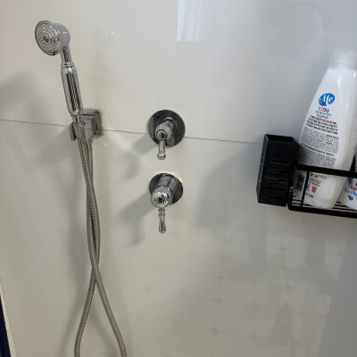 מקלחת עם ראש מקלחת וברזים