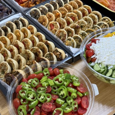 מגשי אוכל עם סלטים ומאפים מגוונים