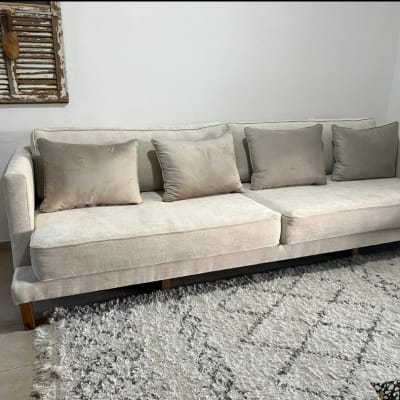 ספה עם כריות מרופדות על שטיח רך