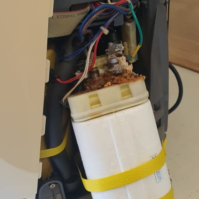 פילטר מים עם חיבורים וצינורות חשופים