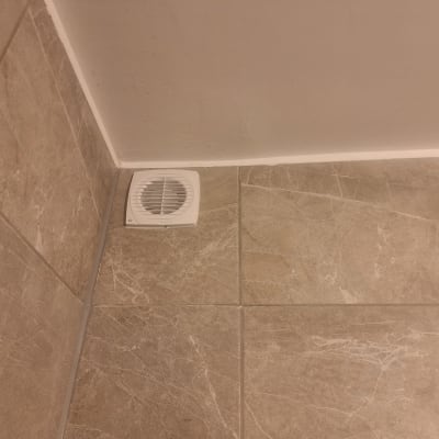 מאוורר אוורור מותקן על קיר אריחים