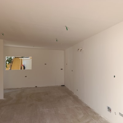 קירות צבועים בחדר ריק עם רצפה מוכנה