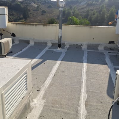 גג עם עבודת איטום ומזגנים מותקנים