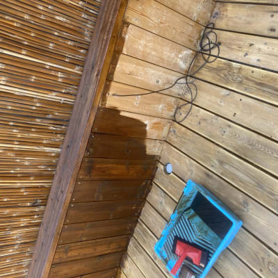 רצפת עץ עם כלי עבודה לצביעה