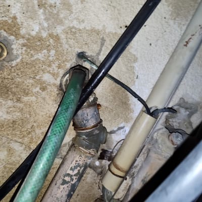 צינורות מים מחוברים עם חבקים על קיר