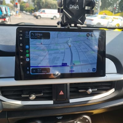 מערכת ניווט ברכב עם מסך תצוגה