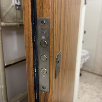 מנעול דלת עץ עם לוחית מתכת