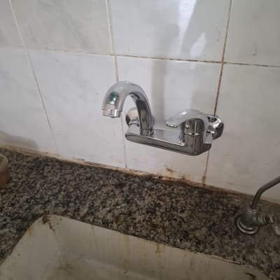 ברז וכיור עם כתמי חלודה על השיש