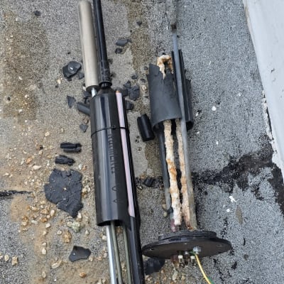 חלקי דוד שמש שבורים על הקרקע