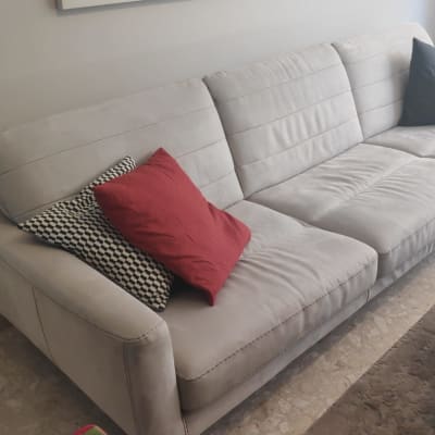 ספה אפורה עם כריות צבעוניות