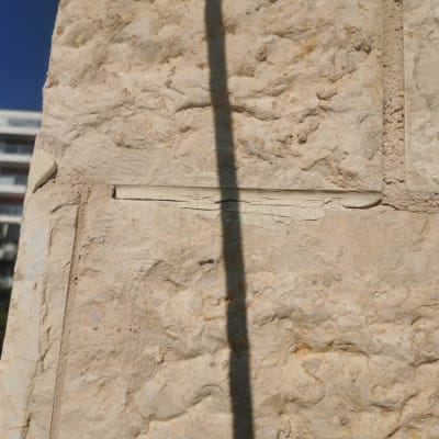 קיר אבן עם סדקים ותיקון טיח מתקלף