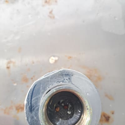 חיבור צינור מתכת עם מסנן רשת ולכלוך