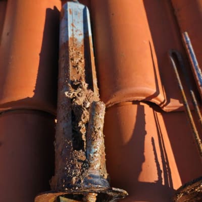 חלקי דוד שמש על גג רעפים