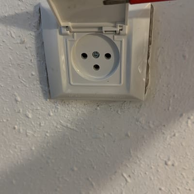 שקע חשמלי עם מברג על קיר