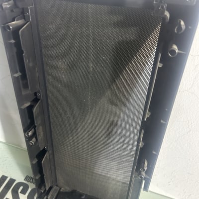 מסגרת מסך מחשב עם רשת מתכת