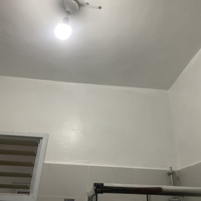 תקרה צבועה בלבן עם מנורה תלויה