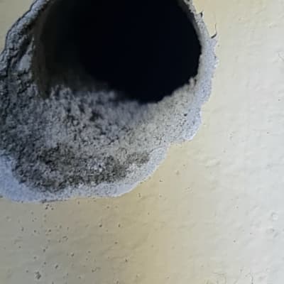 חור בקיר עם שאריות בטון מסביב