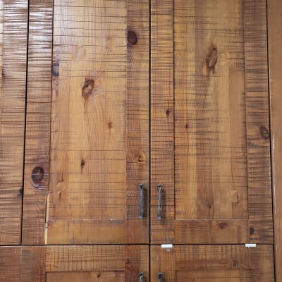 ארון עץ עם ידיות מתכת וסולם קטן