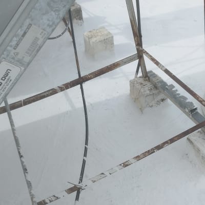 גג עם צינורות ומבנה מתכת, כנראה איטום