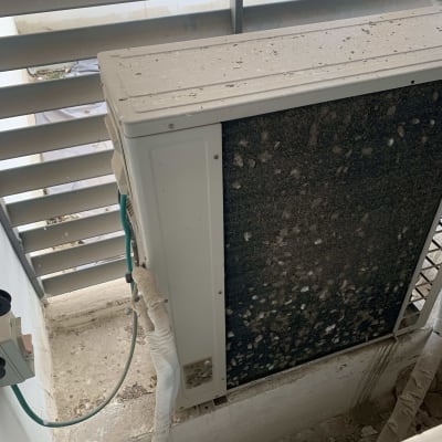 יחידת מזגן חיצונית עם צינורות וחיבורים