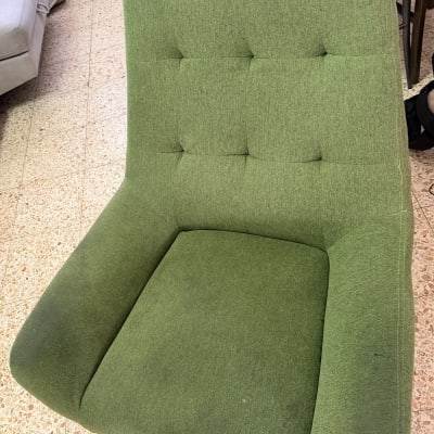 כורסת בד ירוקה מרופדת ונקייה בסלון הבית