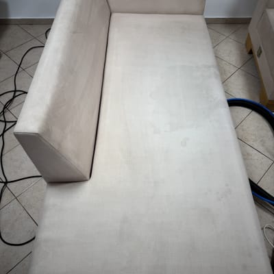 ספה בהירה עם כתמים על הריפוד