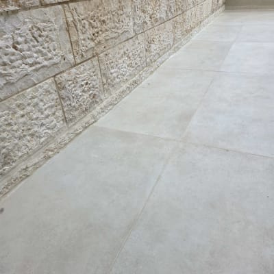 ריצוף אבן חיצוני עם קיר אבן מחוספס