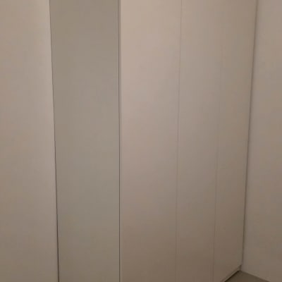 ארון בגדים לבן בפינת חדר