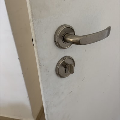 ידית ודלת מתכת בתחום המנעולנות