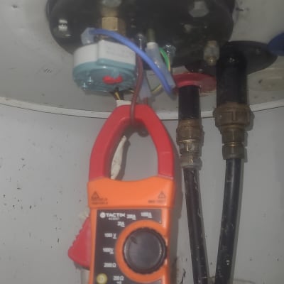 מד זרם מחובר לדוד שמש עם חיבורים וצינורות