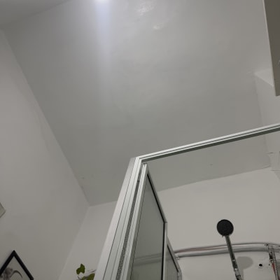 מקלחת עם ראש מקלחת ודלת זכוכית