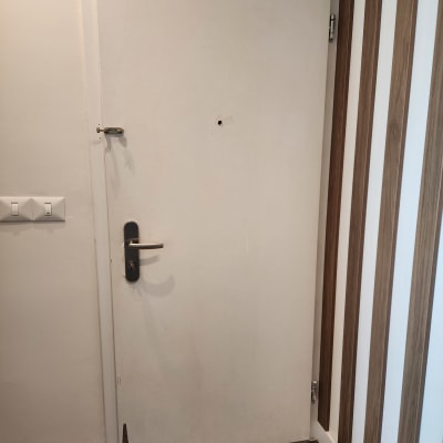 דלת עם ידית ומנעול, חלק תחתון פגום