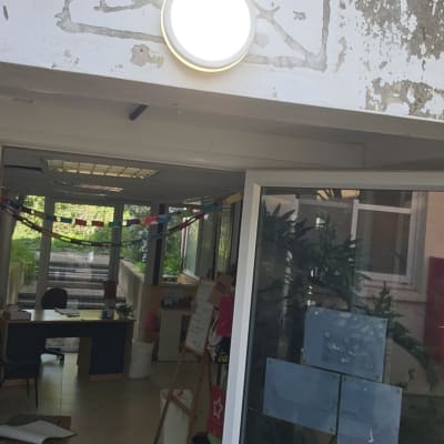 תאורה מותקנת על קיר חיצוני