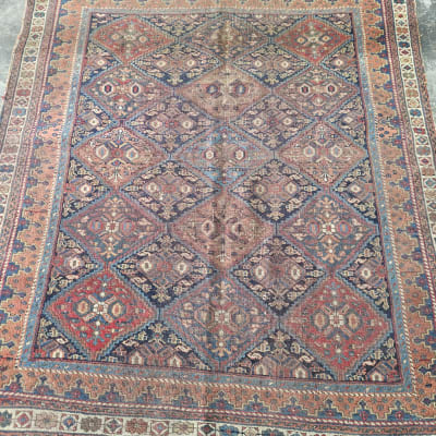 שטיח צבעוני עם דוגמאות גיאומטריות על רצפה אפורה