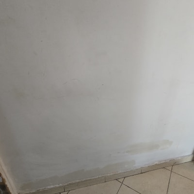 קיר צבוע עם תיקונים בתחתית