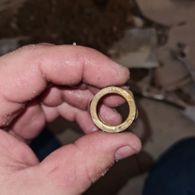 אדם מחזיק טבעת מתכת, ייתכן חלק אינסטלציה