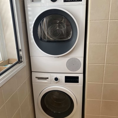 מכונת כביסה ומייבש בחדר כביסה קטן