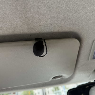 מיקרופון מותקן בתקרת רכב ליד מראה פנימית