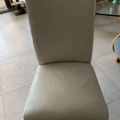 כיסא מרופד בבד בהיר עם רגלי עץ